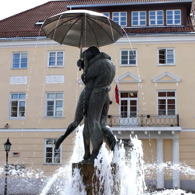 famous love sculptures kissing students sculpture and fountain 1