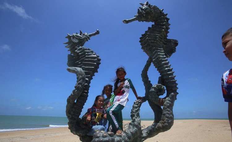 sea animal sculptures for seaside-Mily Statue