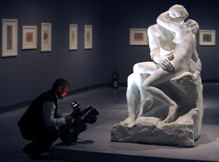 the kiss marble sculpture
