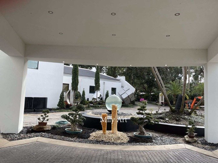 modern metal fountain feedback -Mily Statue