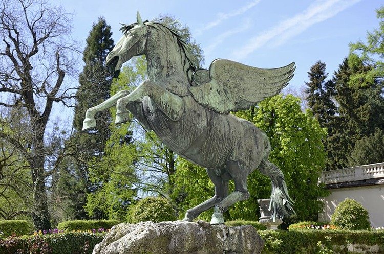 3.winged horse statue