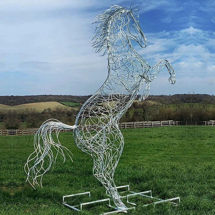 9.wire horse statue