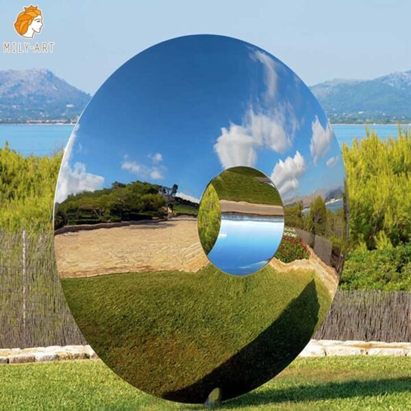 Outdoor stainless steel sculpture and its material advantages
