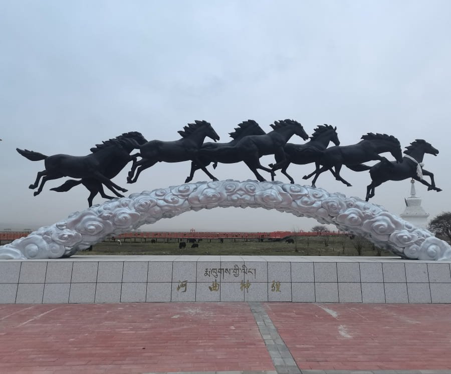 8 horse statues in bronze